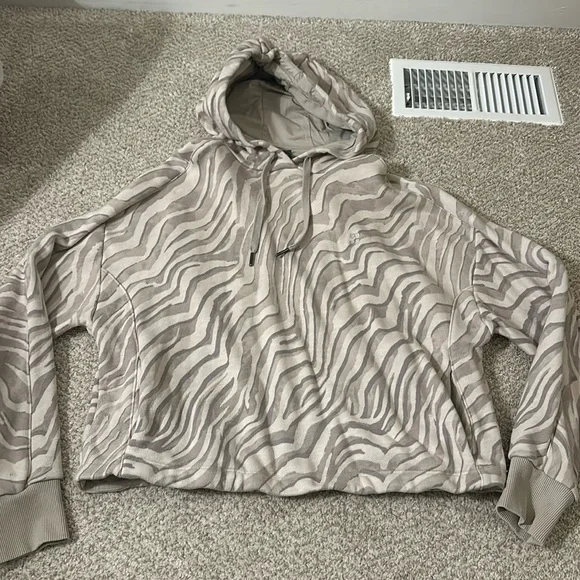 Sweaty Betty Cropped Hoodie in Ivory Tiger Print Medium - Picture 2 of 9